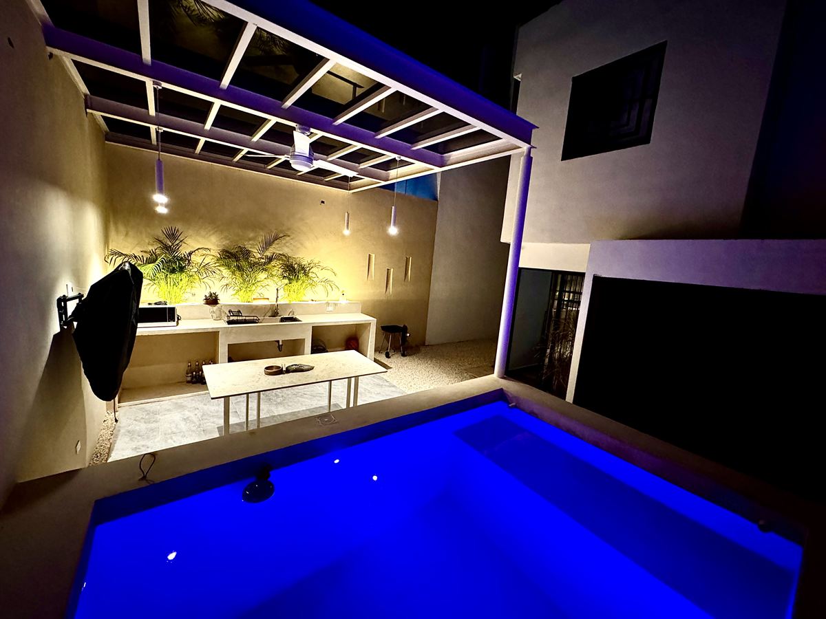 Alberca privada de Casa Peltre, de noche